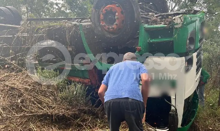 Acidente com caminhão é registrado na BR-262, entre Campos Altos e Ibiá