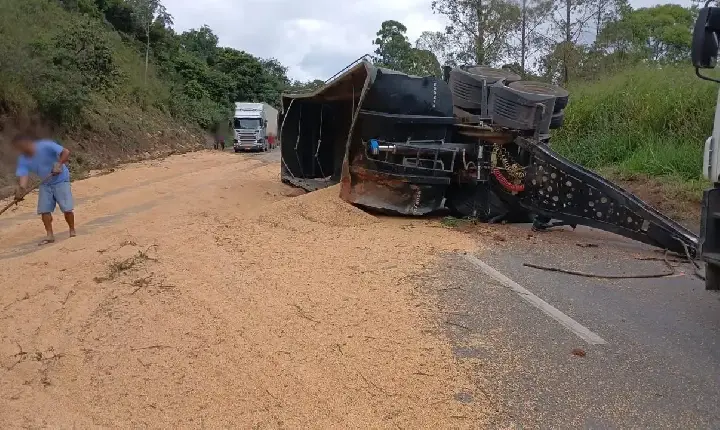 Acidente com carreta interdita BR-262 em Campos Altos