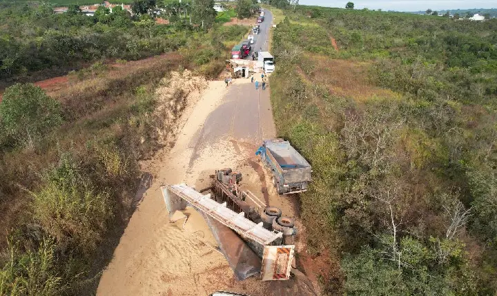 Acidente com veículos de carga interdita totalmente a BR-354 em Campos Altos
