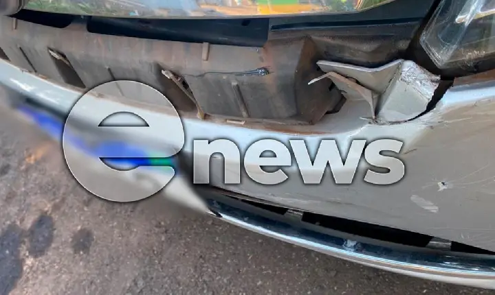 Acidente deixa carro danificado e motocicleta é apreendida, em Campos Altos
