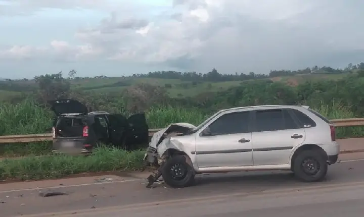 Acidente deixa dois feridos, na BR-354, no trevo de Bambuí MG