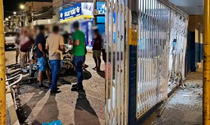 Motorista fica preso às ferragens após atingir entrada de loja de eletrodomésticos no centro de Campos Altos