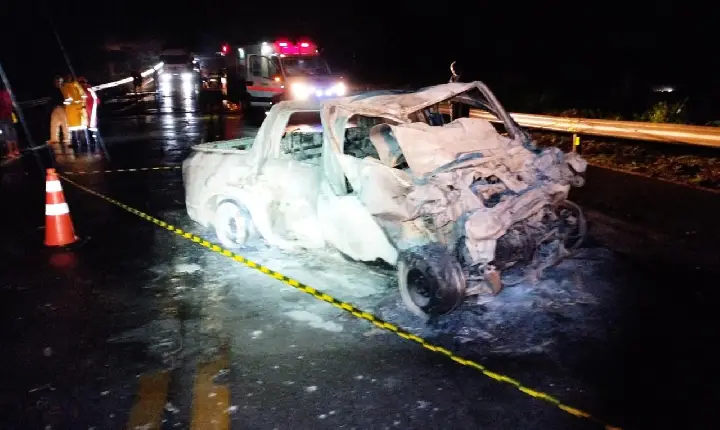Acidente entre caminhão e caminhonete, deixa vítima carbonizada, na BR-262, em Luz MG