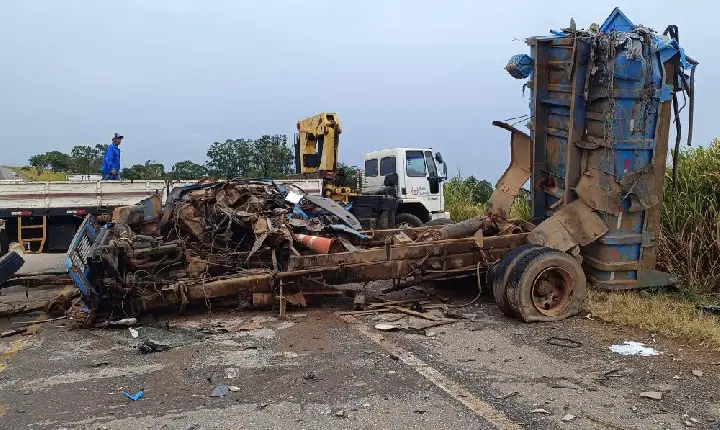 Acidente entre Caminhão e Ônibus Deixa Dois Mortos e um Ferido na BR-146, em Araxá