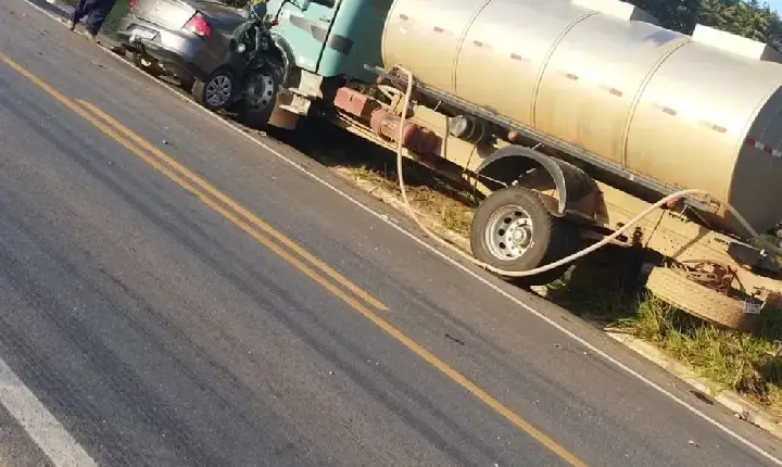 Acidente entre carro e caminhão mata três adultos e uma criança na BR-354, em Candeias