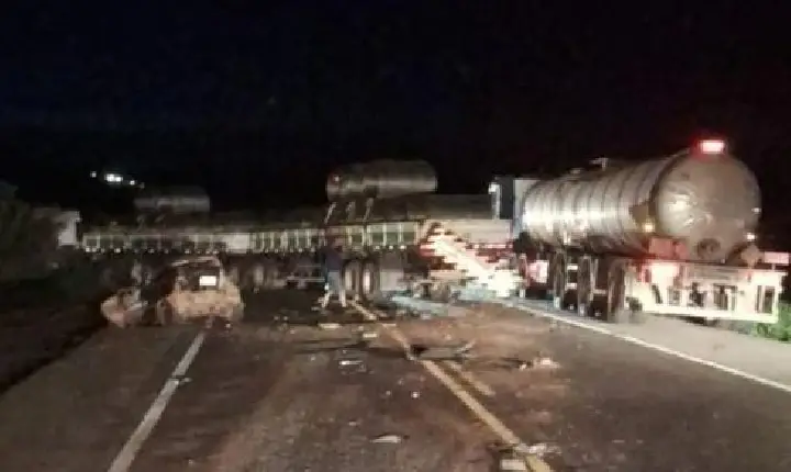 Acidente entre carro e carreta deixa motorista gravemente ferido, na BR-262 em Araxá