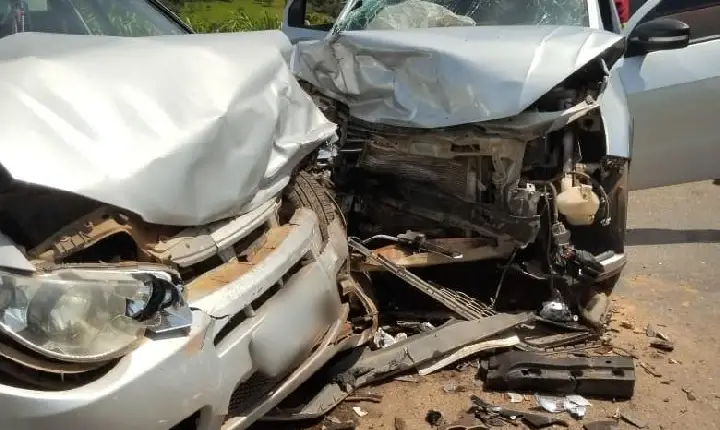 Acidente entre dois veículos ,deixa três feridos na BR-262 em Luz MG