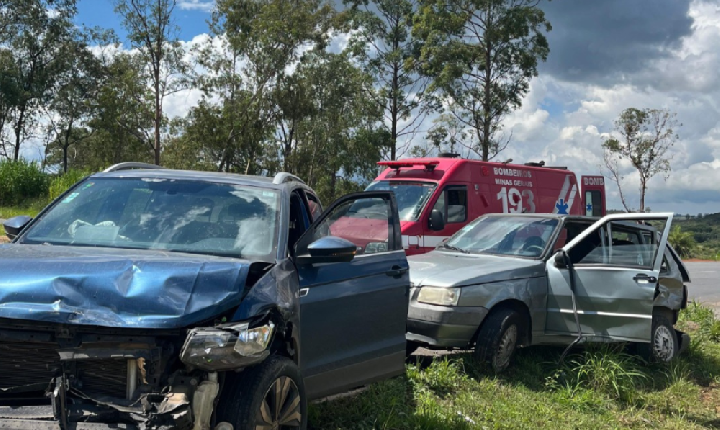 Acidente entre dois veículos é registrado na BR-354, em trevo de acesso a Santa Rosa da Serra