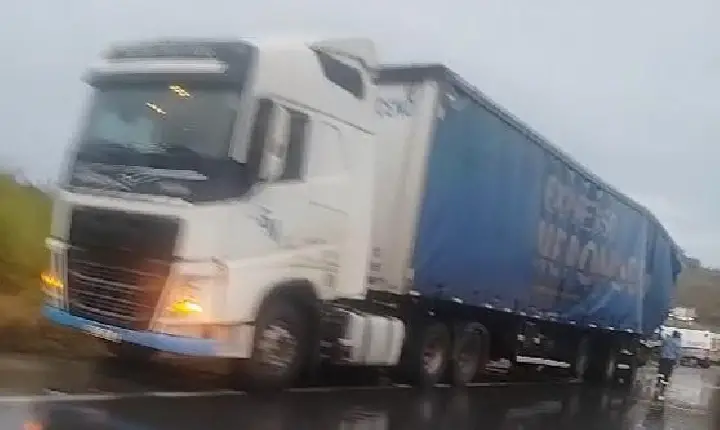 Acidente entre duas carretas interdita BR-262 na Serra de Luz
