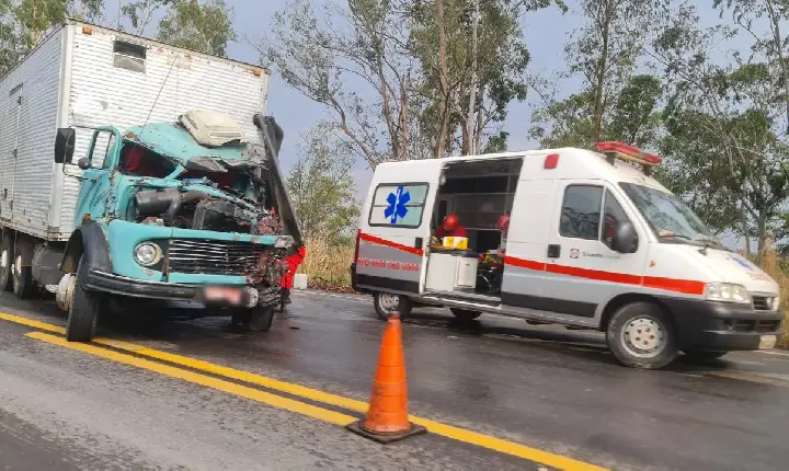 Acidente envolvendo caminhão e carreta é registrado na BR-262 em Campos Altos