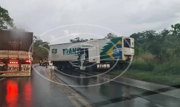 Acidente envolvendo carreta é registrado na BR 262 entre Campos Altos e Ibiá