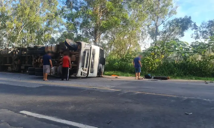 Acidente envolvendo carreta transportando carga viva deixa o trânsito lento na BR-262 em Campos Altos