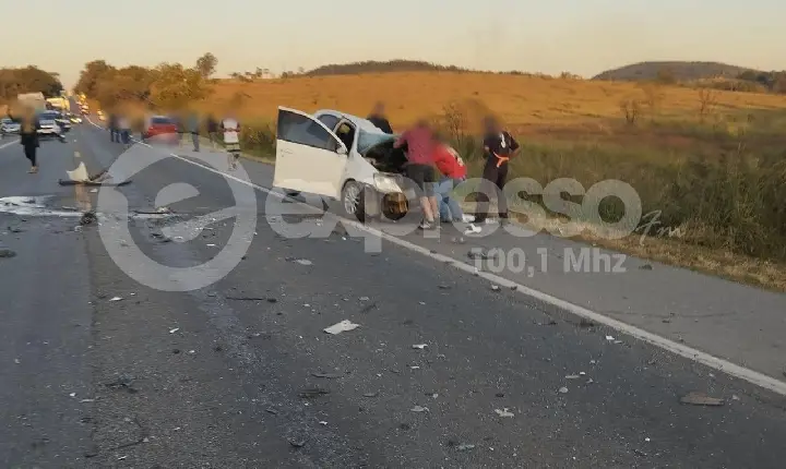 Acidente envolvendo carro e quatro carretas deixa uma vítima fatal e interdita trecho da BR-262