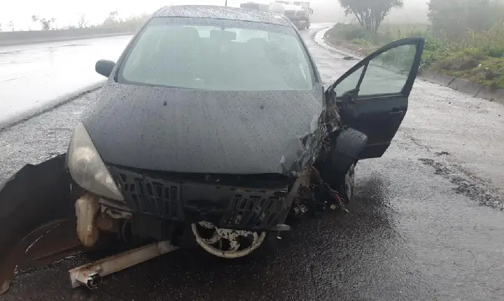 Acidente envolvendo dois caminhões e um veículo, deixa um homem ferido, na BR-262 em Luz MG