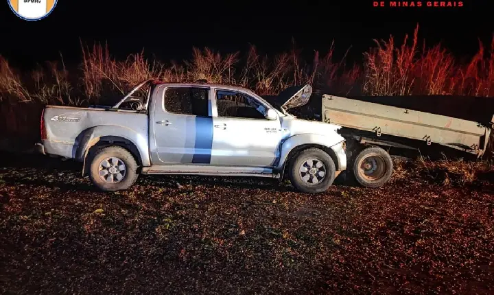 Acidente envolvendo Hilux deixa condutor preso às ferragens e passageiros feridos, em Patrocínio