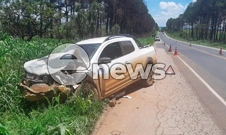 Acidente envolvendo três veículos deixa uma pessoa ferida na BR-262, entre Campos Altos e Araxá