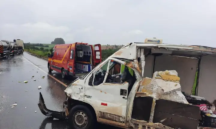 Acidente envolvendo três veículos é registrado na BR-146,município de Serra do Salitre MG