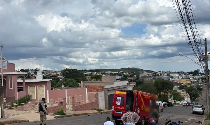 Acidente grave na Avenida José Bueno de Paula deixa motociclista ferido em Campos Altos