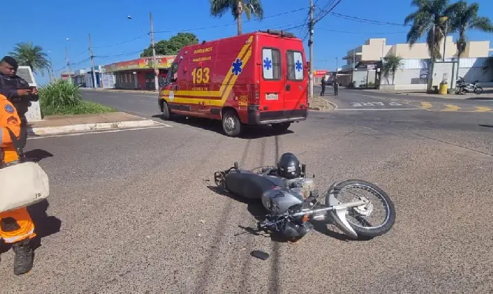 Acidente na avenida Pedro de Paula Lemos deixa motociclista ferida em Araxá