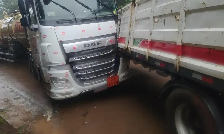 Acidente na BR-262 em Ibiá envolve dois veículos de carga e interrompe parcialmente o tráfego na via