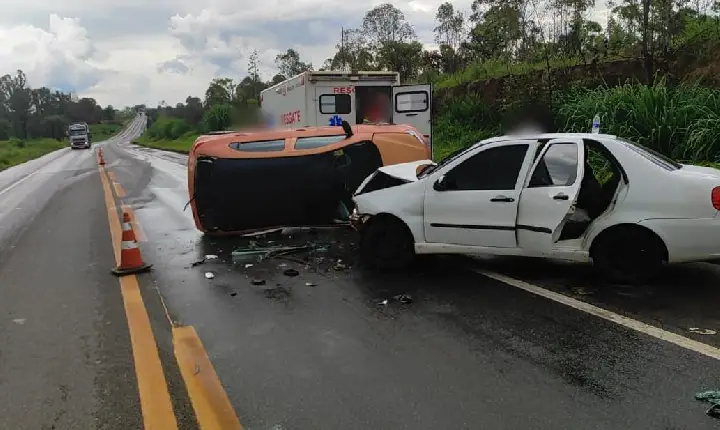 Acidente na BR-262,no município de Córrego Danta deixa quatro pessoas feridas