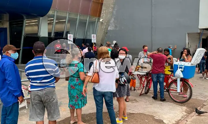 Agências da Caixa registram filas no 1º dia de pagamento do Auxílio Brasil