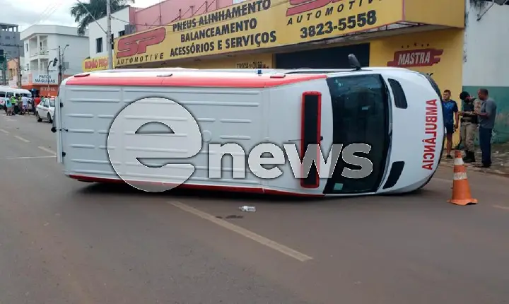 Ambulância com paciente de Santa Rosa da Serra é atingida por carro e tomba em Patos de Minas