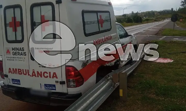 Ambulância da Prefeitura de Sacramento sofre saída de pista na BR-262 em Córrego Danta