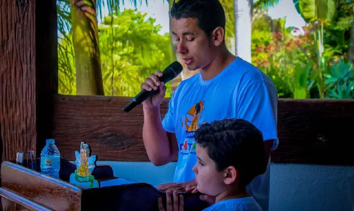 Ao lado do filho de Danilo, Ronaldo Andrade presta homenagem ao irmão no projeto ‘Pequenos Cientistas’