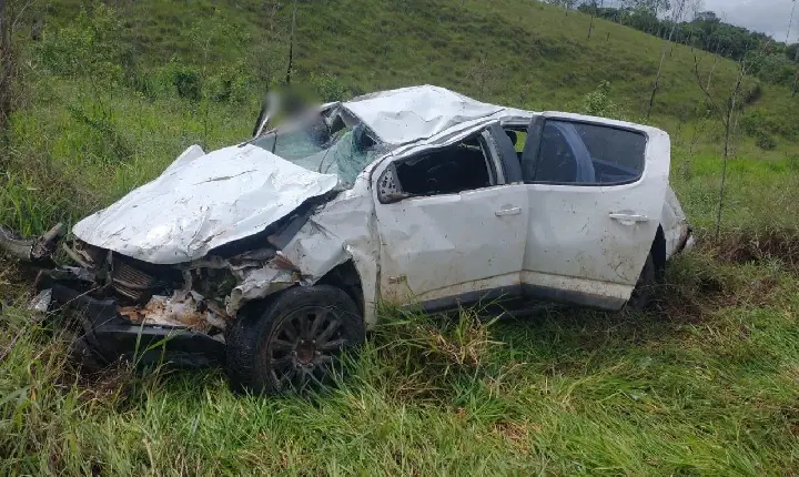 Após acidente com carro,caminhonete cai em ribanceira na BR-262 em Campos Altos