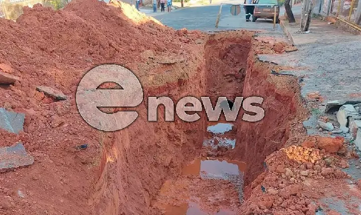 Após chuvas, cratera se abre em avenida, em Campos Altos; uma das vias foi interditada pela Prefeitura