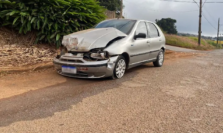 Após colidir com caminhonete, motorista abandona veículo em via pública, em Campos Altos
