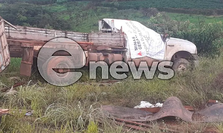 Após sair da pista, caminhonete capota no trevo de acesso à Santa Rosa da Serra, na BR-354