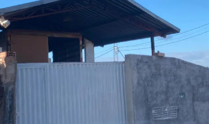 Após suposto desentendimento, mulher é suspeita de incendiar casa, em Campos Altos; caminhão foi atingido pelas chamas