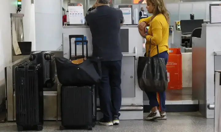Aposentados poderão comprar passagem aérea por até R$ 200 cada trecho