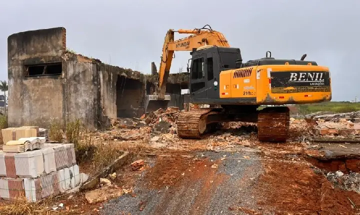 Área abandonada é demolida para extensão de rua em Campos Altos