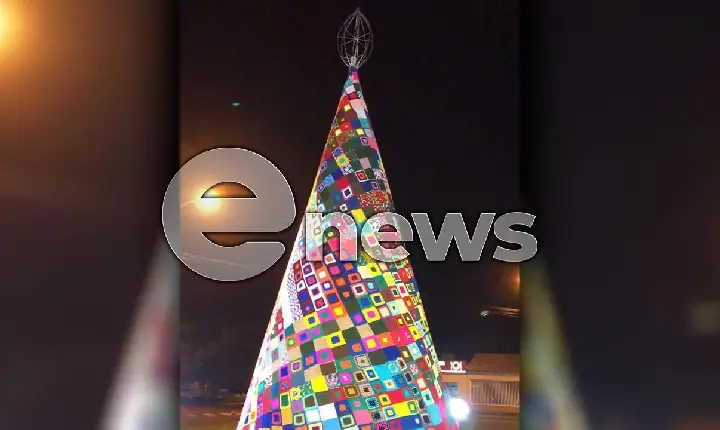 Árvore de Natal feita de crochê é atração em Ibiá