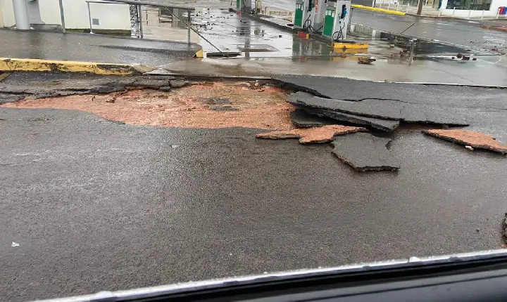 Asfalto cede por conta da chuva, no Centro de Campos Altos; Climatempo indica que semana deve ser chuvosa