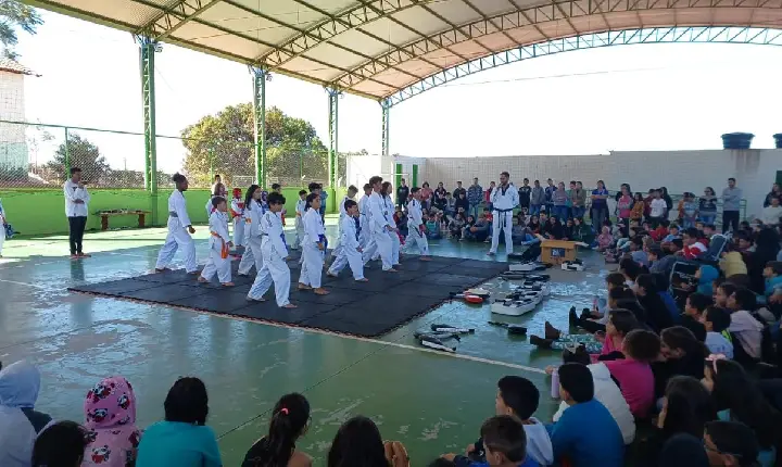 Atletas campos-altenses, praticantes de Taekwondo, fazem apresentação para crianças, em Santa Rosa da Serra