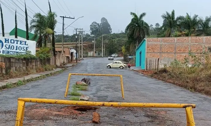 Avenida em Campos Altos fica parcialmente interditada devido à canalização rompida