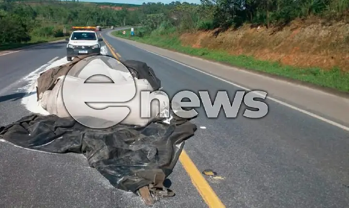 Bags caem na pista após se soltarem de caminhão na BR-262 em Campos Altos