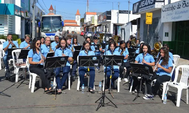 Banda na Praça: Lira Santo Antônio encanta público em evento cultural, em Passos