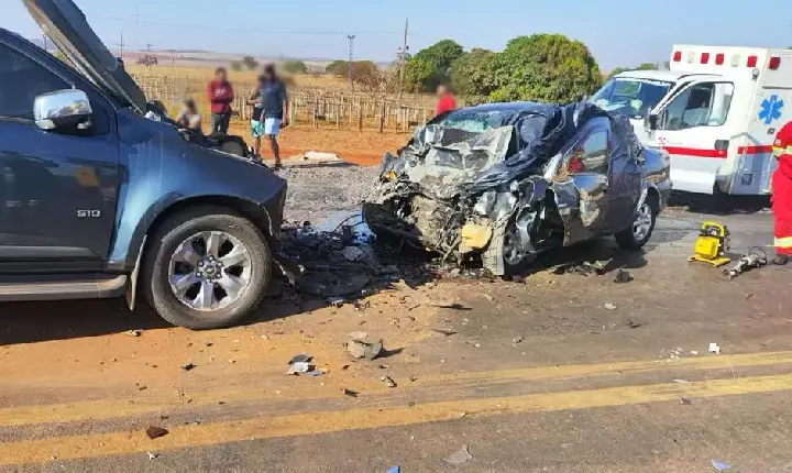 Batida entre veículos deixa dois mortos na BR-262, em Luz; carro ficou com a frente destruída