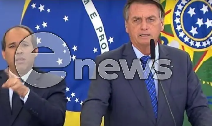 Bolsonaro assina portaria com reajuste de 33% para professores