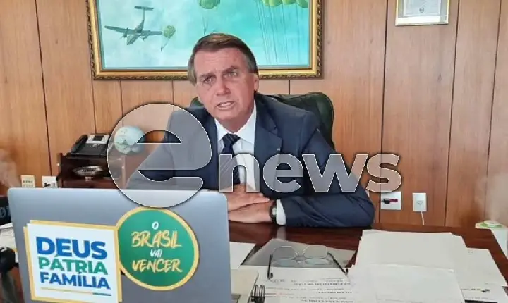 Bolsonaro critica liberação de vacinas para crianças