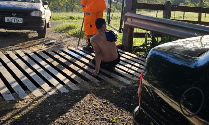Bombeiros resgatam homem preso em mata-burro na zona rural de Araxá