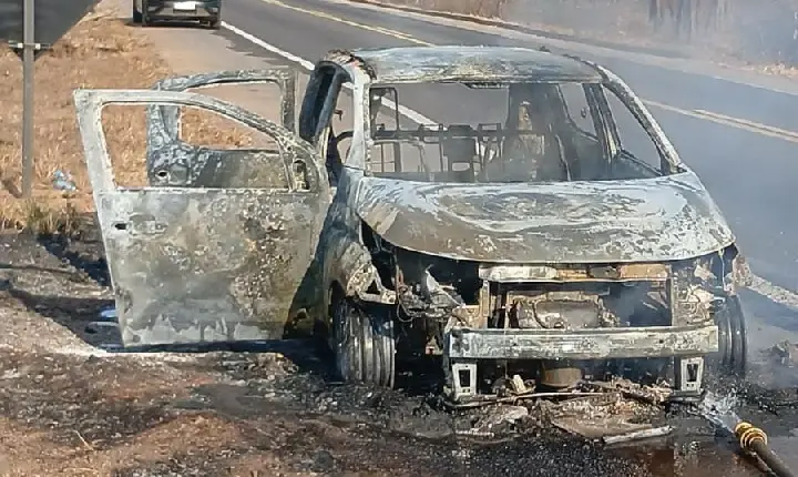 BR-262: carro com pane mecânica fica destruído, após incêndio