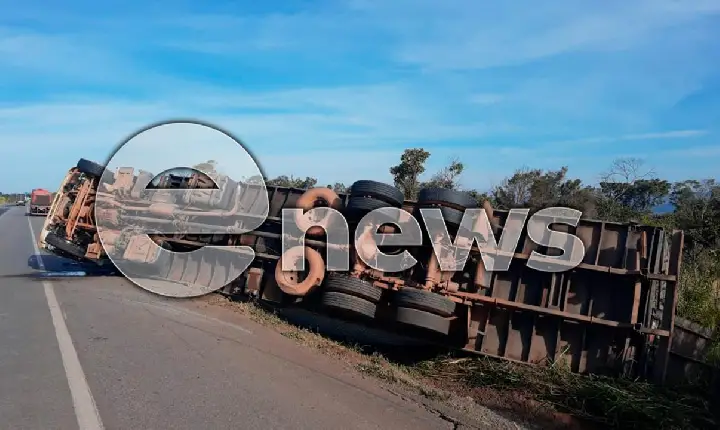 Caminhão baú tomba próximo à praça de pedágio em Campos Altos