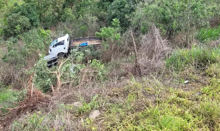 Caminhão cai em ribanceira  na BR-262 em Campos Altos, e deixa duas pessoas feridas