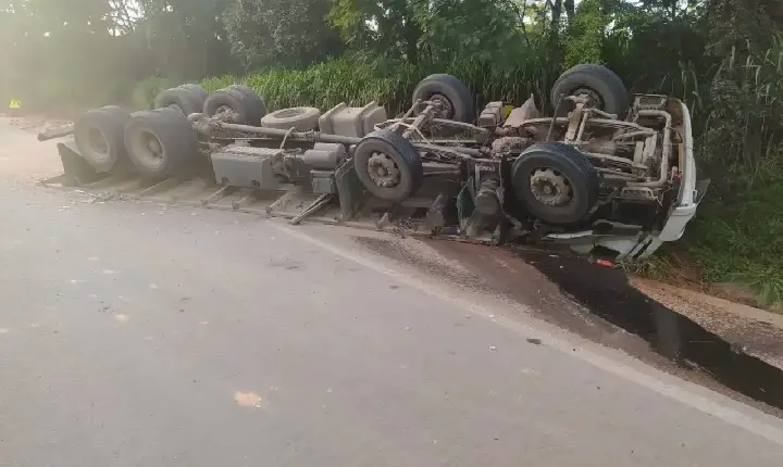 Caminhão capota e deixa motorista morto na BR-262 em Ibiá-MG